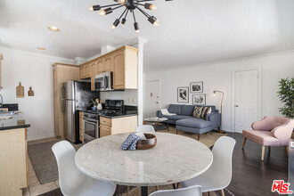 1112 N Olive Dr in West Hollywood, CA - Building Photo - Building Photo