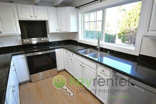 209 Civic Center Dr in Vista, CA - Building Photo