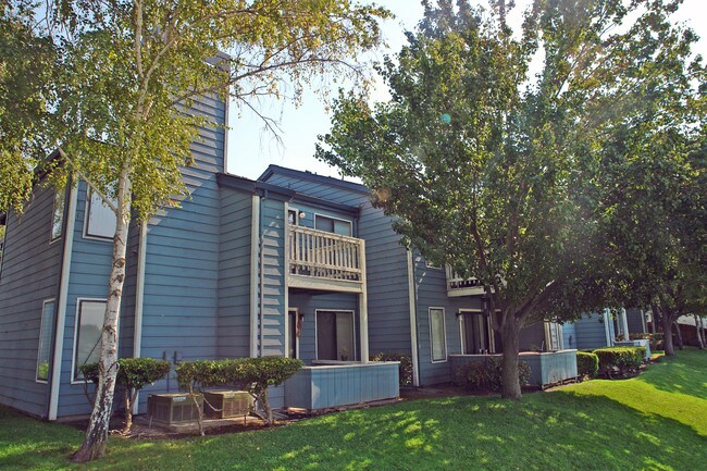 Lakeview Village Apartments in Stockton, CA - Foto de edificio - Building Photo