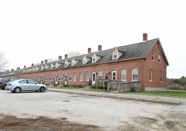 Quebec Square Village in Danielson, CT - Foto de edificio - Building Photo