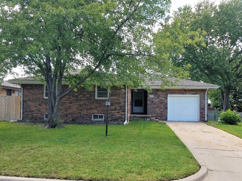 1029 S Capri Ln in Wichita, KS - Building Photo