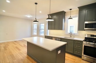 75 Wareham St, Unit 1 in Medford, MA - Foto de edificio - Building Photo