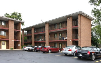 Harbor View Apartments in Fox Lake, IL - Foto de edificio - Building Photo