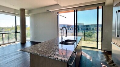 4819 Skillman St, Unit 4401 in Dallas, TX - Building Photo - Building Photo