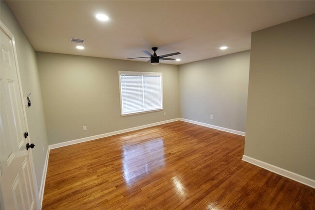 8130 Sharondale Dr in Houston, TX - Building Photo - Building Photo