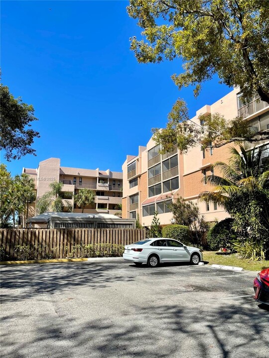 6800 Cypress Rd, Unit 408 in Plantation, FL - Building Photo
