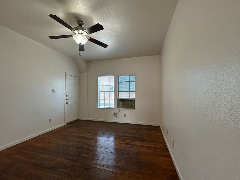 902 W Craig Pl in San Antonio, TX - Building Photo