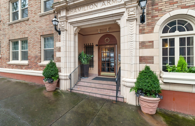 709 SW 16th Ave in Portland, OR - Foto de edificio - Building Photo
