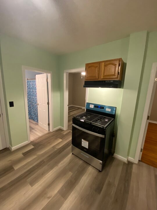 8 Orchard St, Unit First floor in North Providence, RI - Building Photo