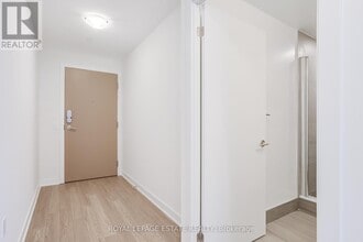 1 Quarrington Lane in North York, ON - Building Photo - Building Photo