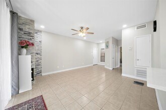 8257 Sands Point Dr in Houston, TX - Building Photo - Building Photo