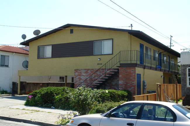 5844 Alameda Ave in Richmond, CA - Building Photo - Building Photo