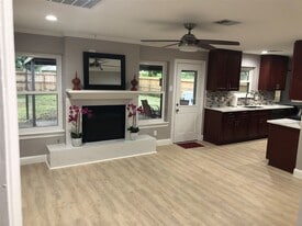 10667 Hazelhurst Dr in Houston, TX - Building Photo