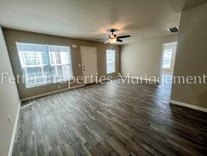 5230 Canyon Cir, Unit D in Newburgh, IN - Foto de edificio - Building Photo