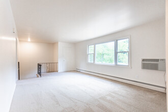 Village Crest Apartments in Poughkeepsie, NY - Building Photo - Interior Photo