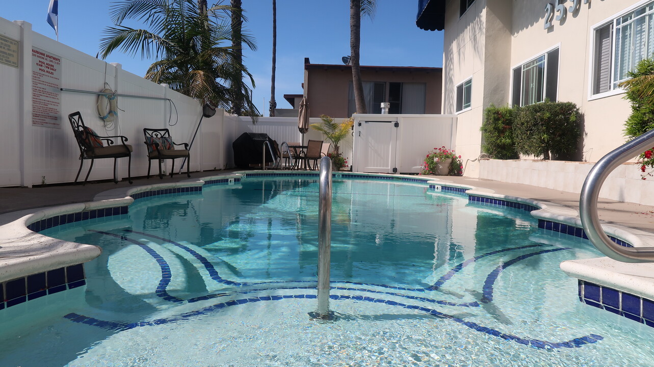 Narbonne Apartments in Lomita, CA - Foto de edificio