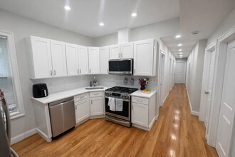 910 E 4th St, Unit 2 in Boston, MA - Foto de edificio - Building Photo