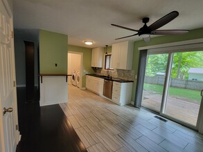20787 Maple St in Lake Ann, MI - Foto de edificio - Building Photo
