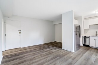 4465 MacArthur Blvd NW in Washington, DC - Foto de edificio - Building Photo