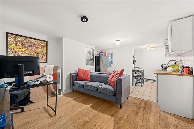 42 Clermont Ave in Brooklyn, NY - Foto de edificio - Building Photo