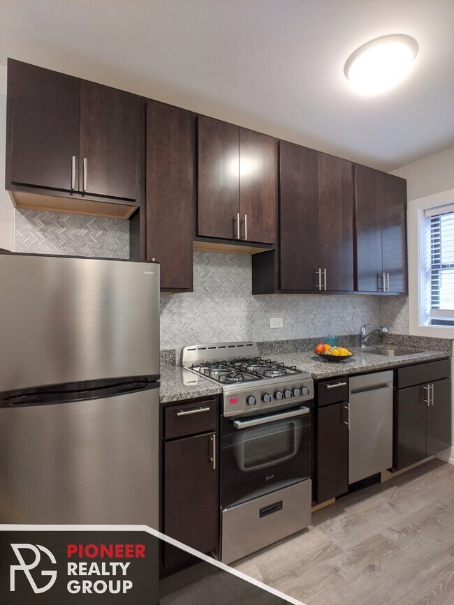 437 W Belden Ave, Unit 429.5B-108 in Chicago, IL - Building Photo - Building Photo