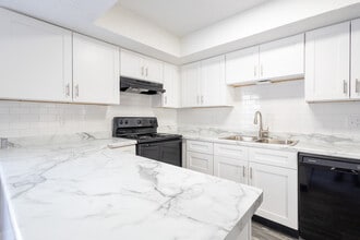 Country Lake Estates in Indianapolis, IN - Building Photo - Building Photo