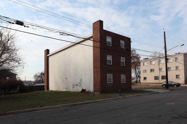 4925 A St SE in Washington, DC - Foto de edificio - Building Photo