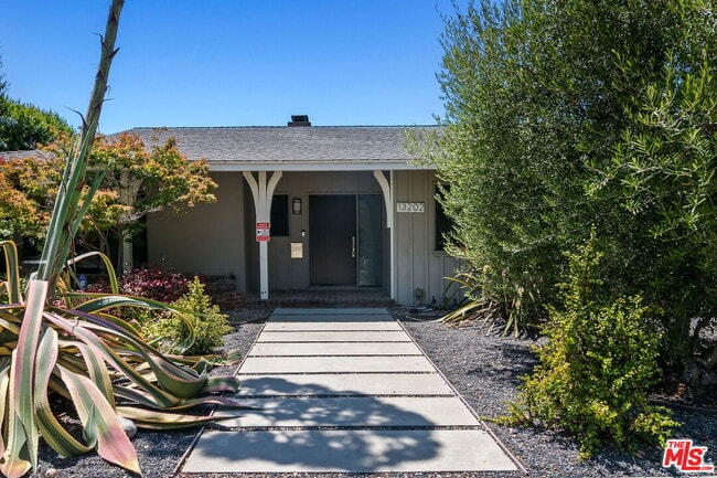 13202 Dobbins Pl in Los Angeles, CA - Building Photo - Building Photo