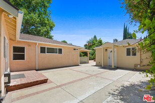 15428 Camarillo St in Los Angeles, CA - Building Photo