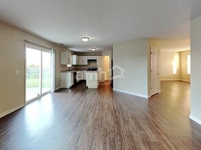 5826 Columbia Cir in Greenwood, IN - Foto de edificio - Building Photo