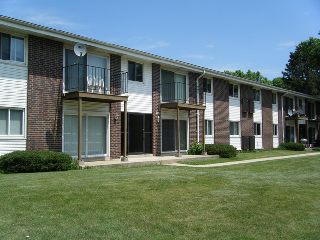 Valley Forge Apartments in Pewaukee, WI - Building Photo - Building Photo