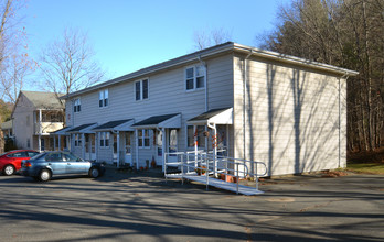 Shamrock West in Stafford Springs, CT - Foto de edificio - Building Photo