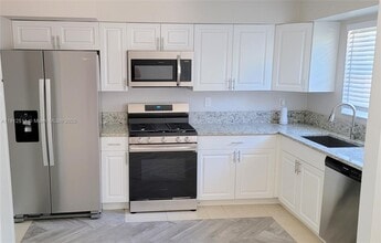 906 Greenbriar Dr in Lake Park, FL - Building Photo - Building Photo