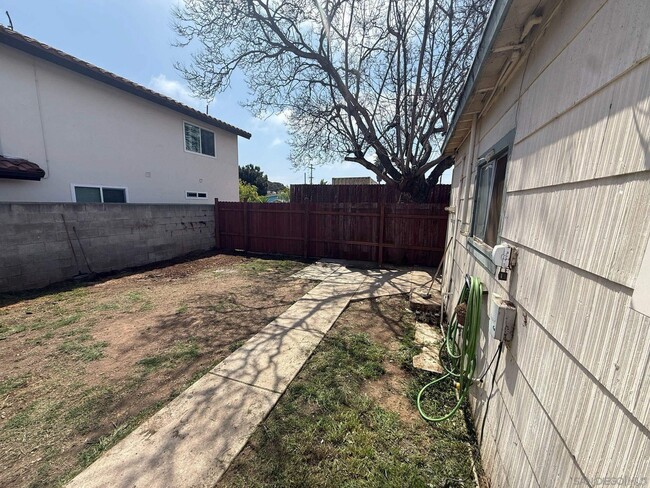 1733 Dahlia Ave in San Diego, CA - Foto de edificio - Building Photo