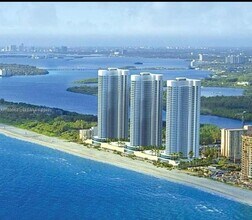 15811 Collins Ave in North Miami Beach, FL - Building Photo - Building Photo