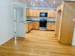 3201 Earnest Ct in Bakersfield, CA - Building Photo - Building Photo