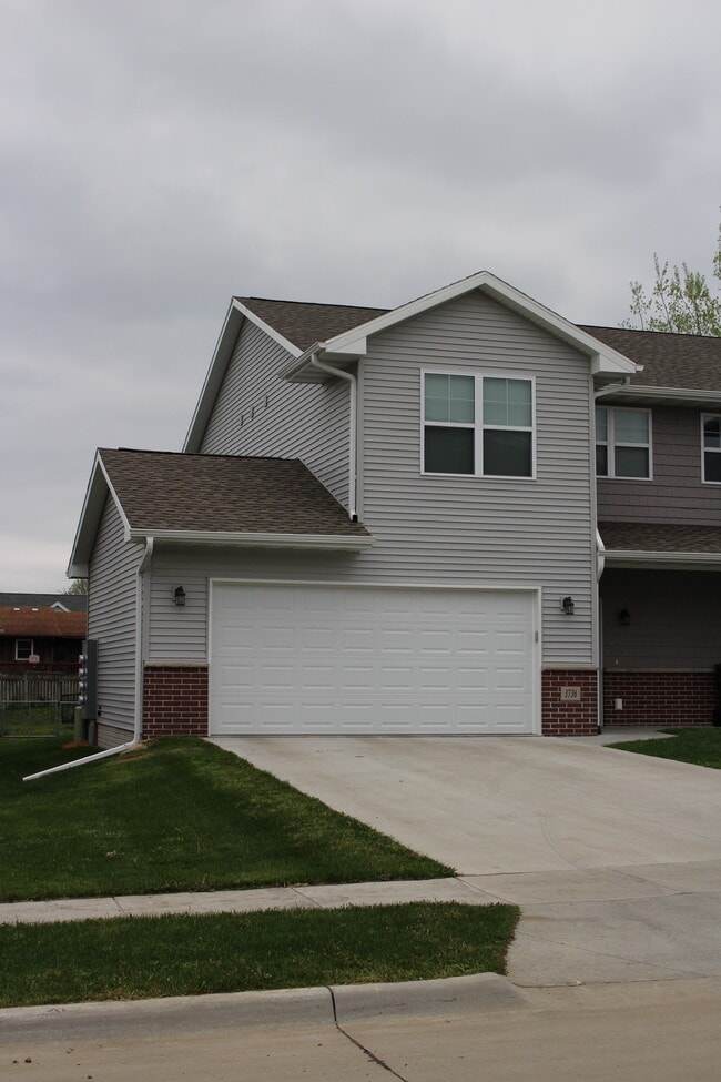 property at 3720 Ravenwood Cir