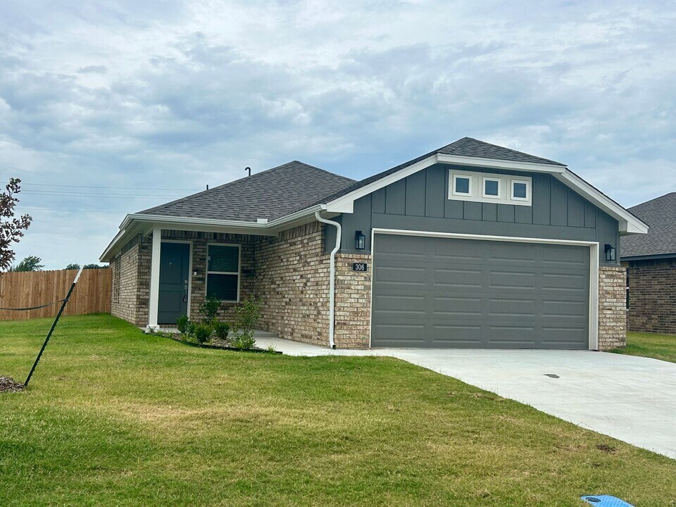 306 S 26th St in Collinsville, OK - Building Photo