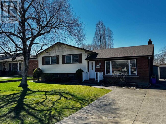 15 Collier Rd N in Thorold, ON - Building Photo - Building Photo