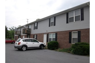 Mount View Apartments in Strasburg, VA - Building Photo - Building Photo