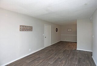 Village Walk Apartments in Greensboro, NC - Building Photo - Building Photo