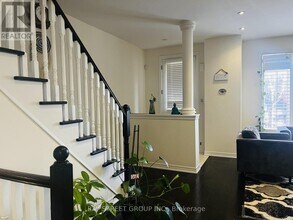 571 Sixteen Mile Dr in Oakville, ON - Building Photo - Building Photo