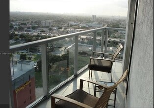 185 SW 7th St in Miami, FL - Building Photo - Building Photo
