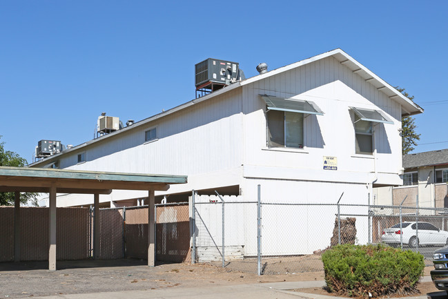 1911 E Saginaw Way in Fresno, CA - Building Photo - Building Photo