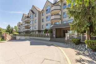 12464 191B St in Pitt Meadows, BC - Building Photo