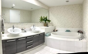 2950 NE 188th St, Unit 104 in Aventura, FL - Building Photo - Building Photo