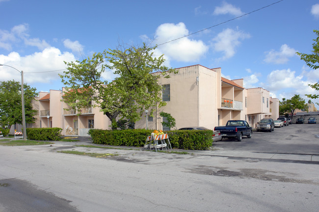 West Point Properties in Hialeah, FL - Building Photo - Building Photo