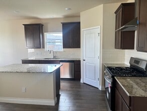 105 Troubador Ln in Poteet, TX - Building Photo - Building Photo