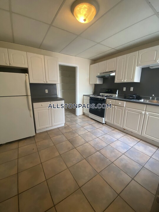 437 Cambridge St in Boston, MA - Building Photo