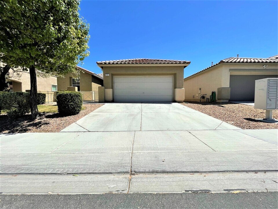 2121 Silvereye Dr in North Las Vegas, NV - Building Photo